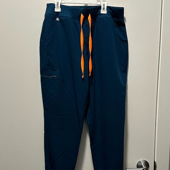 Figs Catarina One Pocket Scrub Top & Zamora Regular Joggers Sized Medium - Picture 2 of 3